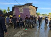 Bahu Membahu, Brimob Pindahkan Rumah Terseret Banjir yang Melintang di Jalan Nasional Tamiang–Langsa