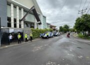 Satgas Kamseltibcar Lantas Ops Lilin Rinjani 2025 Amankan Arus Lalu Lintas di Depan Gereja, Ibadah Natal Berjalan Lancar